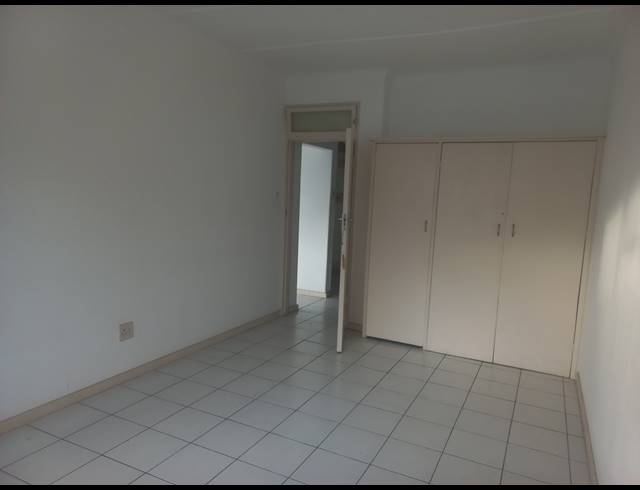 1 BEDROOM FLAT TO LET IN ESSENWOOD